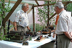 Gottfried Ott (li.) und seine Dampfmaschinen