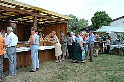 Viele G�ste standen an ...