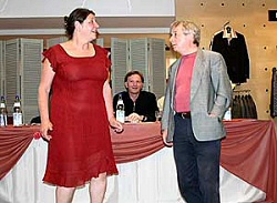 Monika Manz (li.) und Gerd Lohmeyer (re.), in der Mitte Intendant Michael Lerchenberg