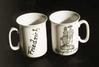 Selbstbeschriftete Porzellantassen wurden 1995 beim B�rgerfest verkauft