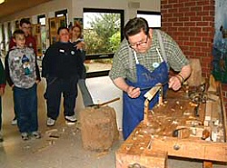 Der "Wagner" Josef G�hl bei der Herstellung einer Radspeiche aus Holz